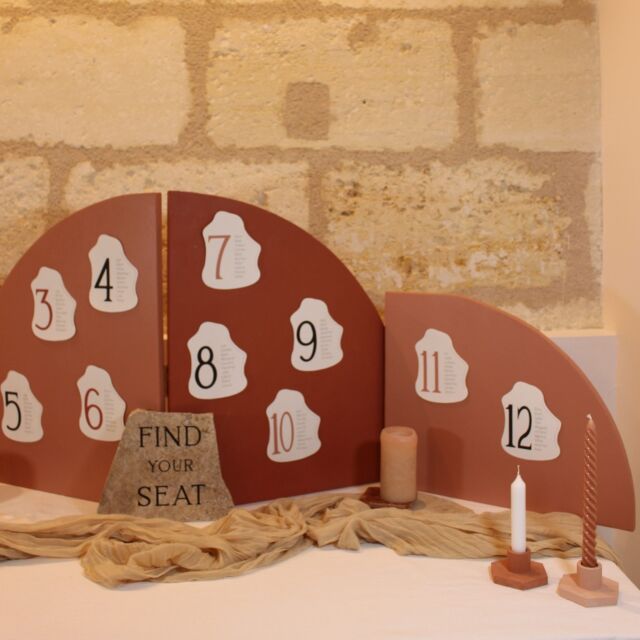 À vous, les créateurs de réaliser avec nous ce joli plan de table personnalisable pour guider vos invités avec style le jour J ✨